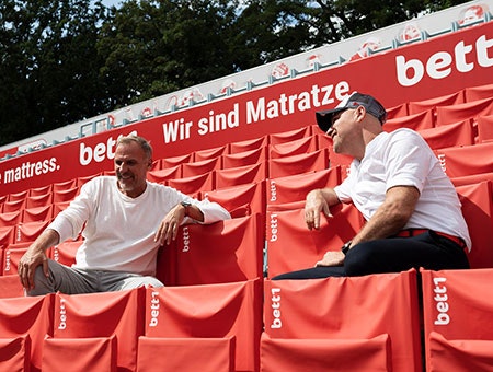 Foto: Links der ehemalige Tennisprofi und Davis-Cup-Spieler Markus Zoecke; rechts Adam Szpyt, der Geschäftsführer von bett1.de.